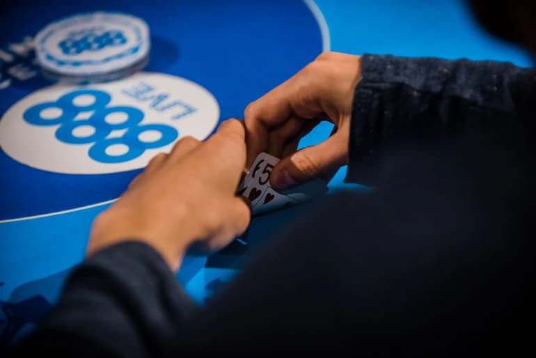 Foldare di più è importante nei tornei di poker