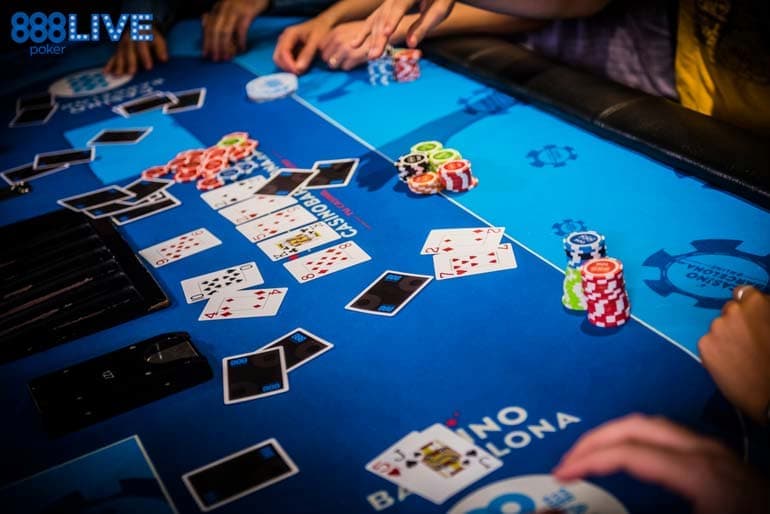 Un tavolo di poker!