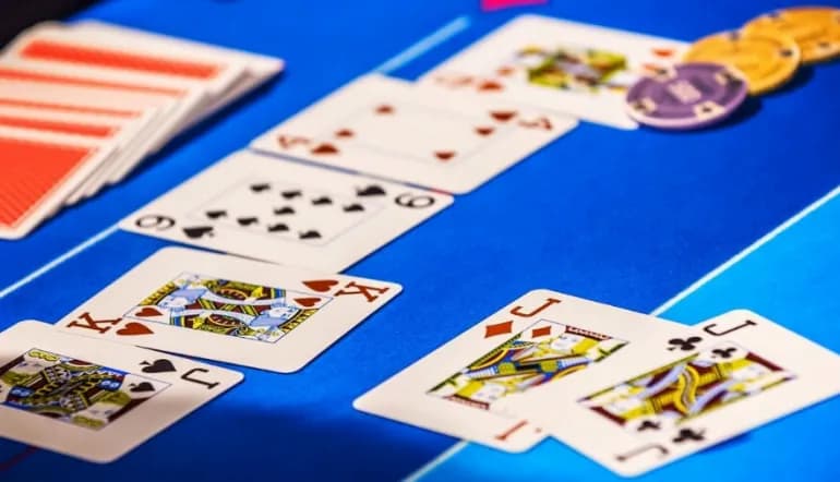 Carte sul tavolo da poker