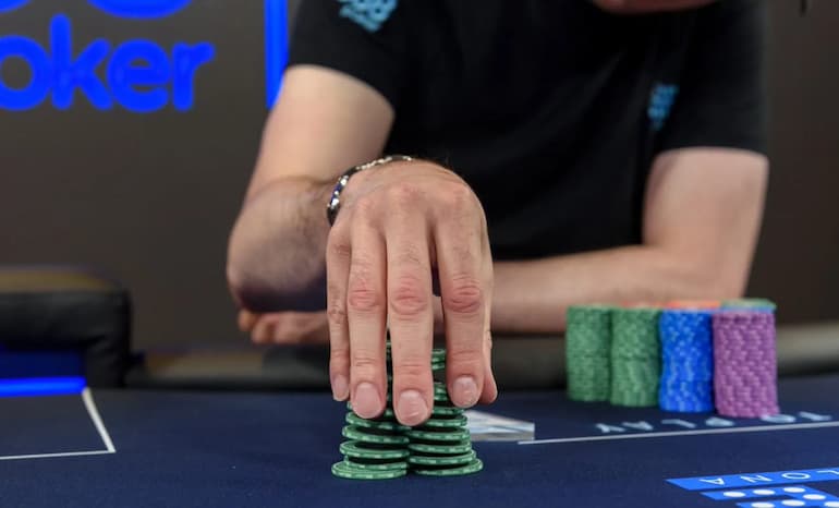 Ian Simpson durante una sessione di poker