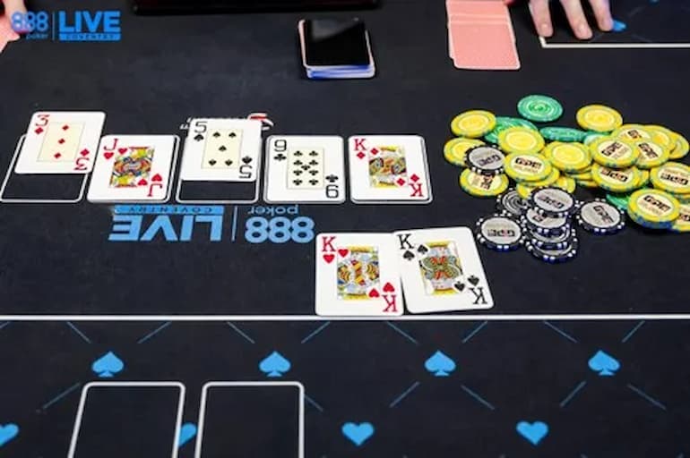 Carte e fiches marchiate 888poker!