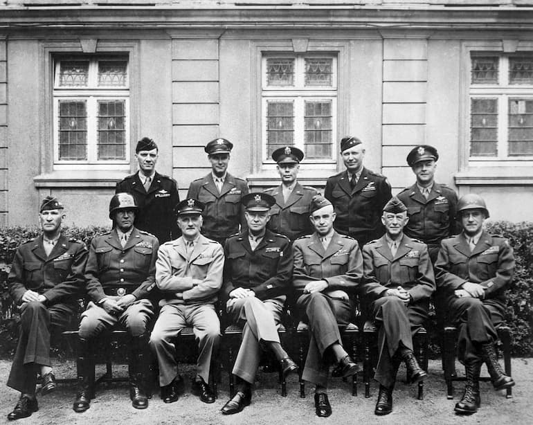 Dwight Eisenhower in una foto di gruppo