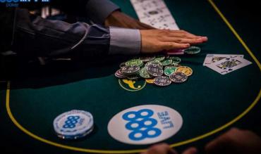 La mano del dealer in un evento 888poker live